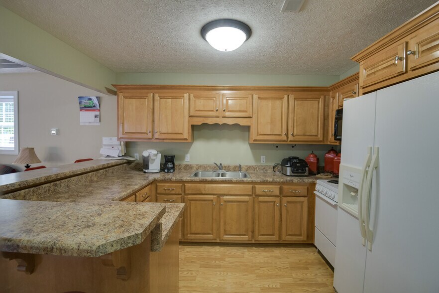 More Photos Of 2533 Highway 41A S, Shelbyville Showroom For Sale