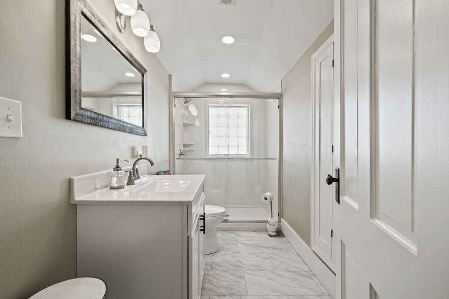 More Photos Of 2049 S Brentwood Blvd, Springfield Office For Sale