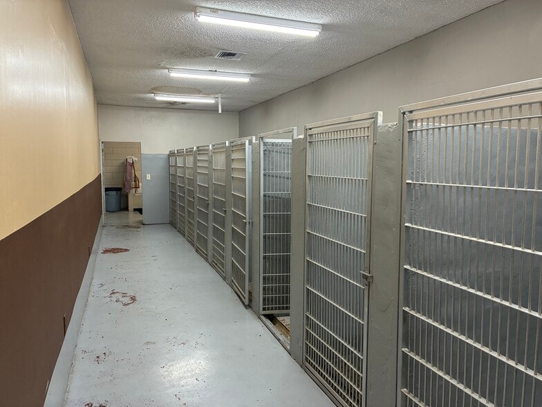 More Photos Of 5745 Pershing Ave, Orlando Veterinarian Kennel For Sale