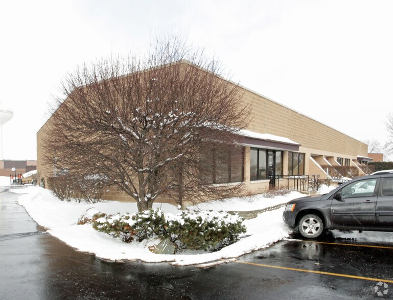 More Photos Of 760 N Frontage Rd, Willowbrook Warehouse For Lease