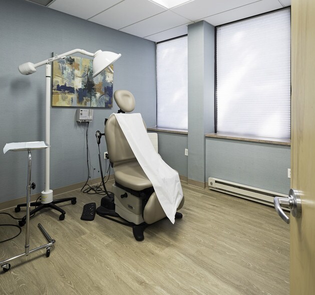 More Photos Of 135-175 Froehlich Farm Blvd, Woodbury Unknown For Lease