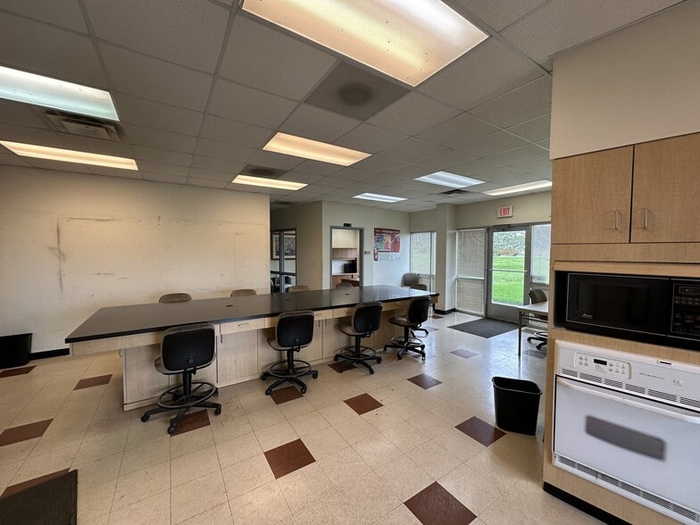 More Photos Of 2402 W Market St, Bloomington Refrigeration Cold Storage For Lease