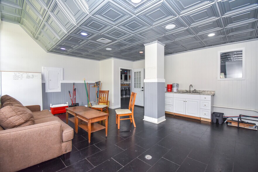More Photos Of 82 Court Sq, Alexander City Flex For Sale