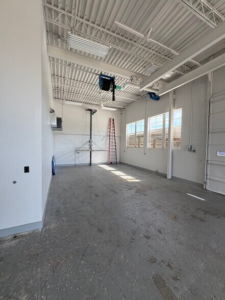 More Photos Of 5513 N Oxford St, Indianapolis Service For Lease