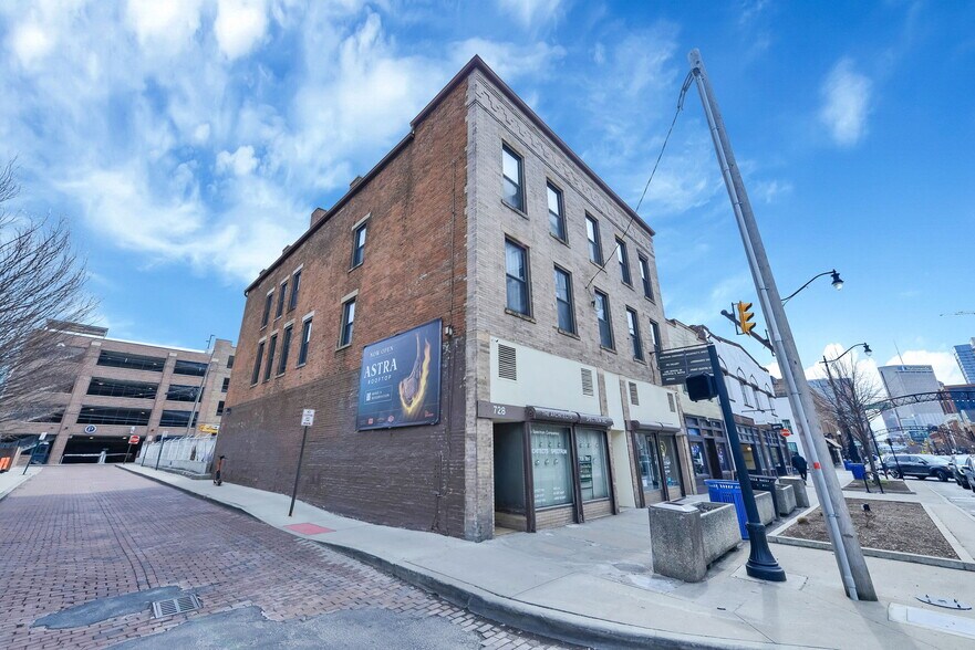 More Photos Of 726-728 N High St, Columbus Storefront Retail Residential For Lease