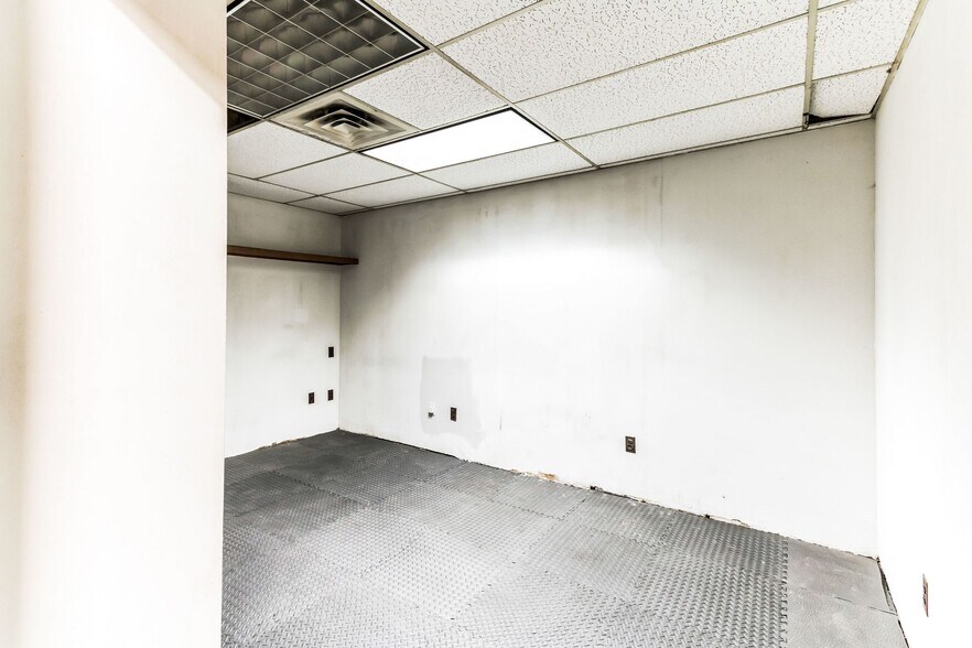 More Photos Of 200 W 4th St, Plainfield Light Distribution For Lease