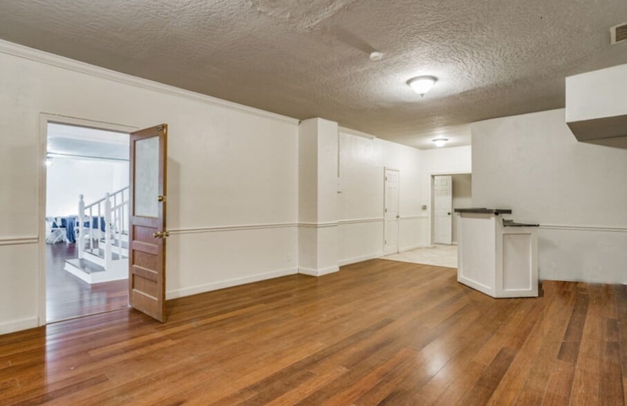 More Photos Of 544 N Main St, Crestview Storefront Retail Office For Sale