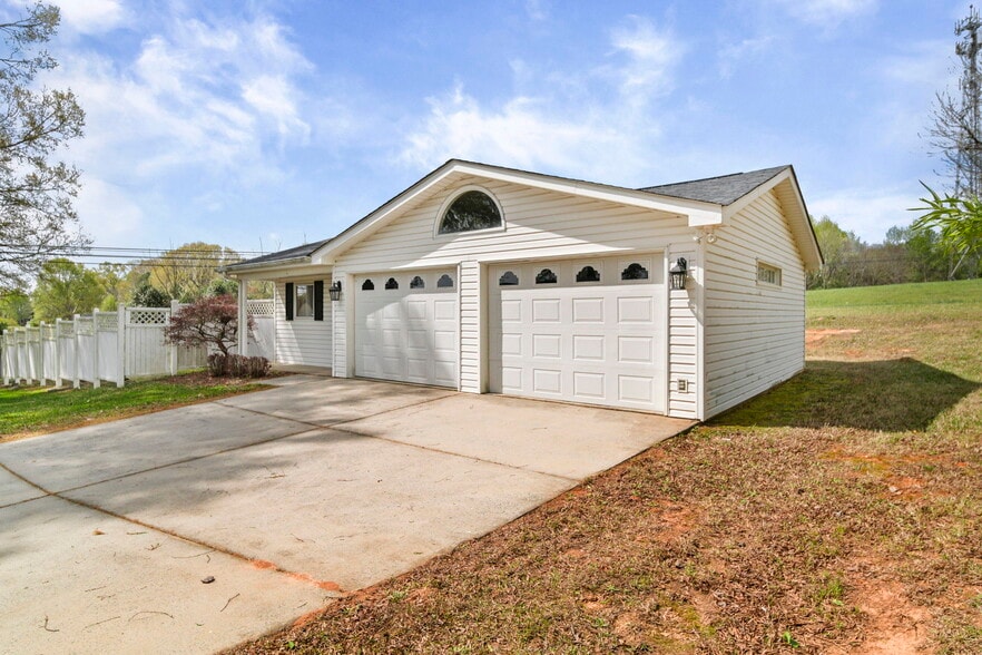 More Photos Of 164 New York Ave, Peachland Flex For Sale