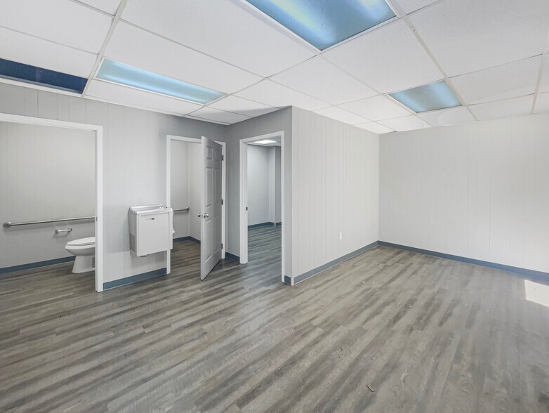 More Photos Of 800 Industrial Cir, Phenix City Distribution For Lease