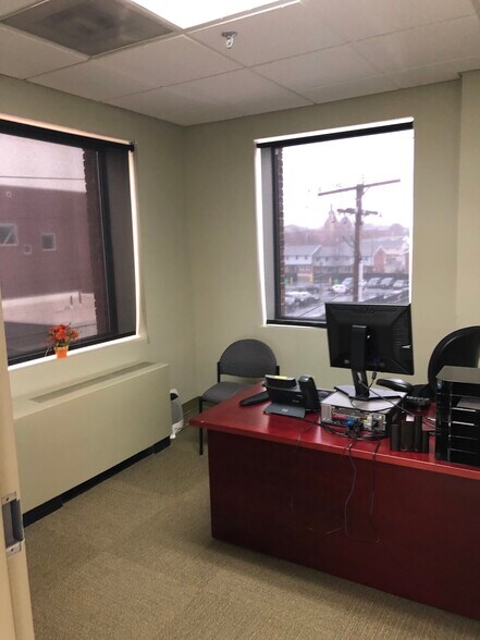 More Photos Of 228 Maple St, Manchester Office For Sale