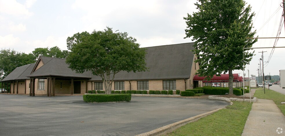 More Photos Of 9012 Parkway E, Birmingham Funeral Home For Sale