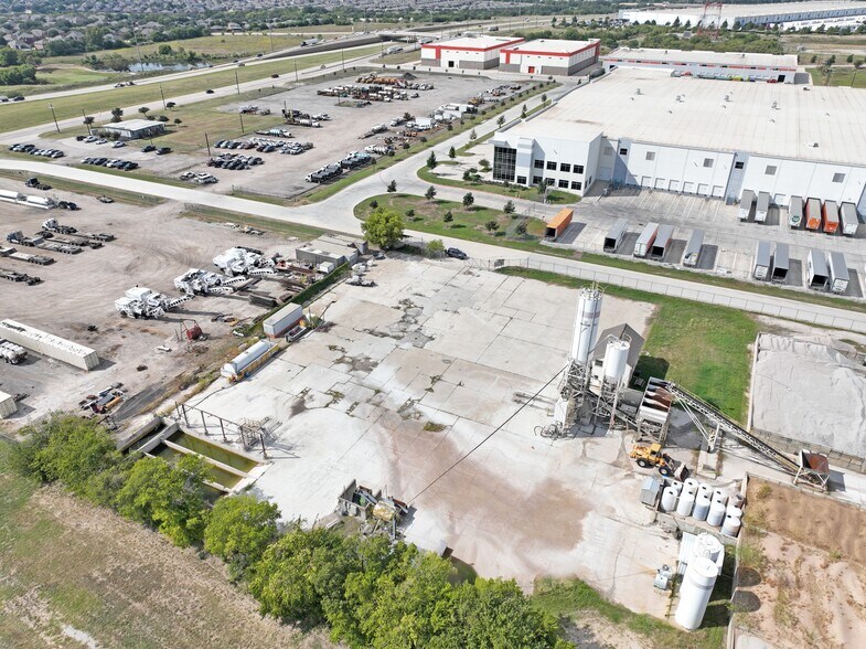 More Photos Of 2901 Highway 114, Fort Worth Truck Terminal For Lease