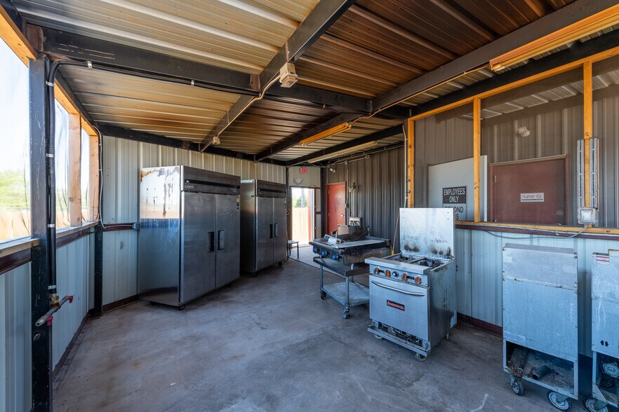 More Photos Of 1402 Old Iowa Park, Wichita Falls Specialty For Lease