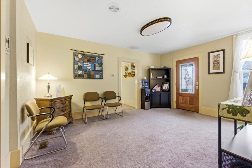 More Photos Of 830 Saginaw St S, Salem Medical For Sale