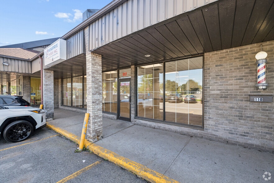 More Photos Of 100-120 Rue du Barry, Kirkland Storefront For Lease