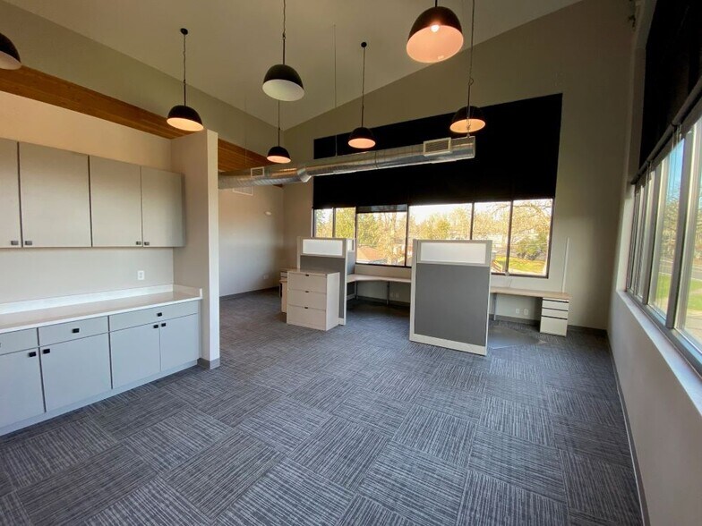 More Photos Of 735 E Clarendon St, Gladstone Office For Sale