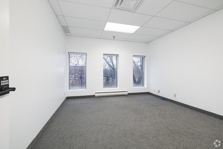 More Photos Of 395 Av Sainte-Croix, Montréal Warehouse For Lease