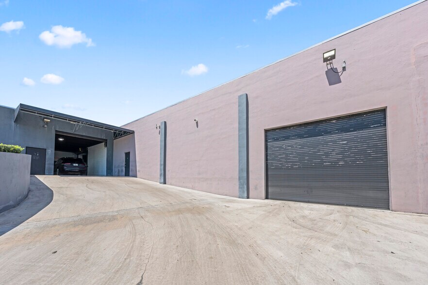 More Photos Of 2500 NW 39th St, Miami Light Distribution For Sale