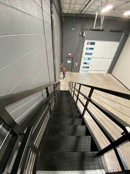 More Photos Of 2100 Double Creek Dr, Round Rock Warehouse For Lease