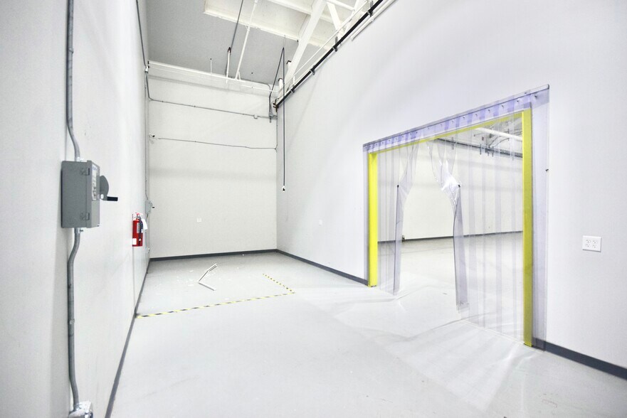 More Photos Of 2200 SE Mailwell Dr, Milwaukie Warehouse For Lease