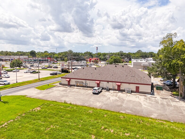 More Photos Of 1702 N Burnside Ave, Gonzales Medical For Lease