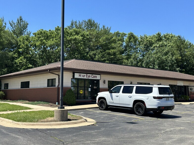 More Photos Of 5003 Hononegah Rd, Roscoe Freestanding For Sale