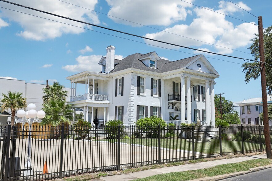 More Photos Of 421 Howard St, San Antonio Hospitality For Sale