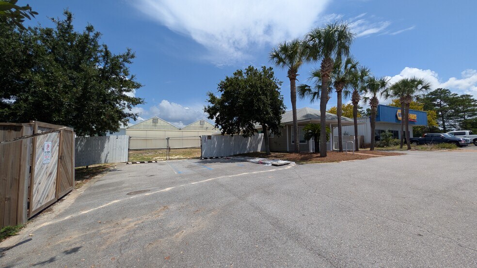 More Photos Of 515 Mountain Dr, Destin Flex For Lease