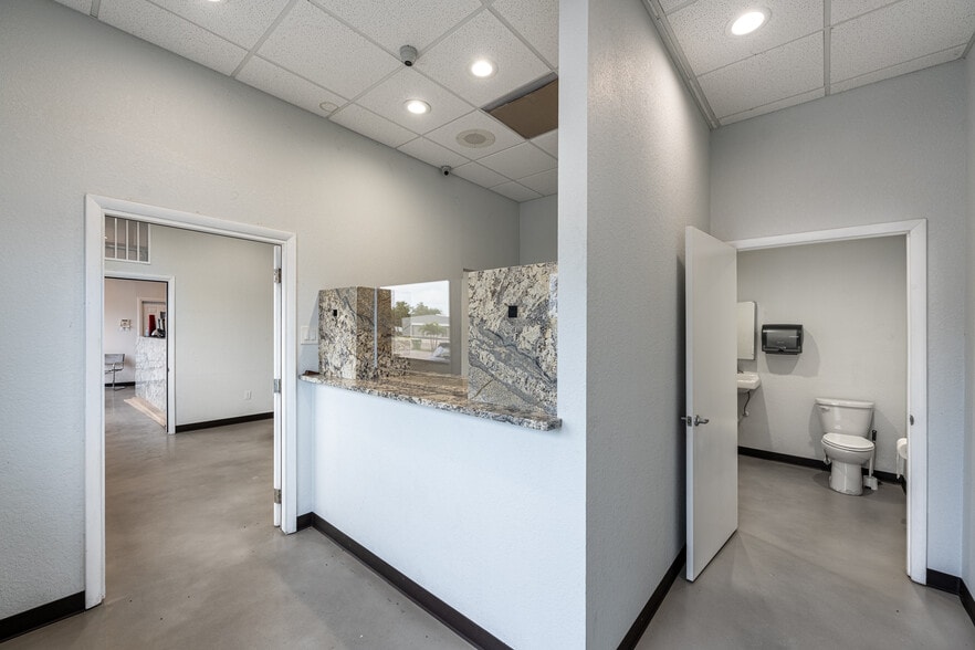 More Photos Of 1900 N Washington Blvd, Sarasota Flex For Sale