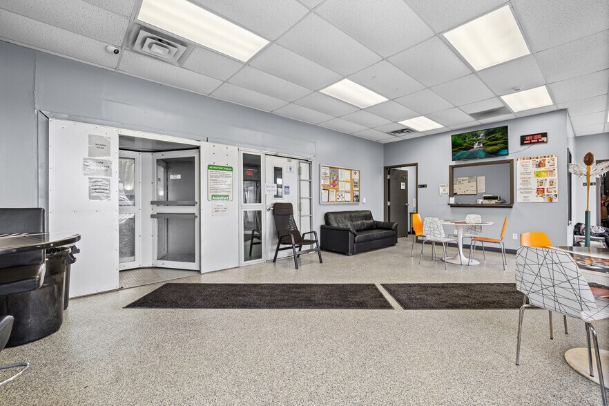 More Photos Of 901 Cannon Rd S, Dundas Sports And Entertainment For Sale