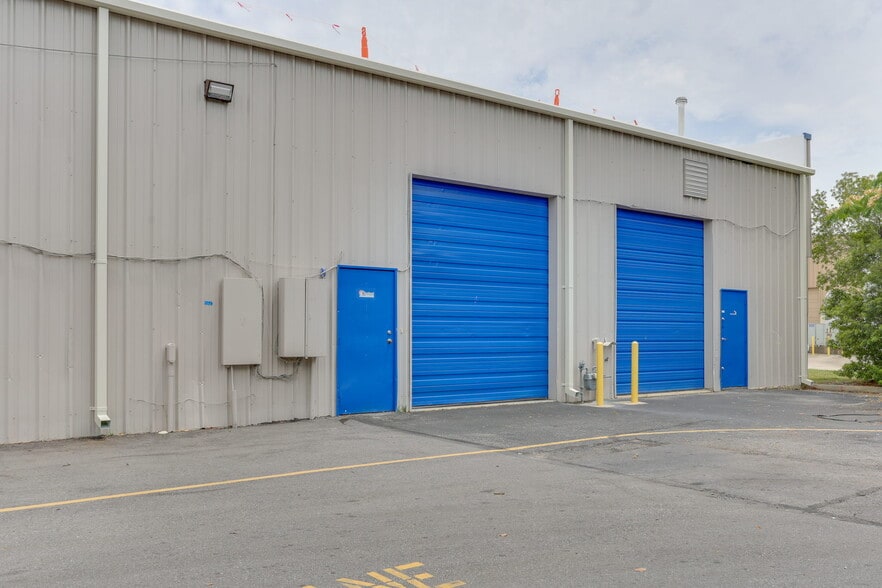 More Photos Of 1222 Executive Blvd, Chesapeake Showroom For Lease