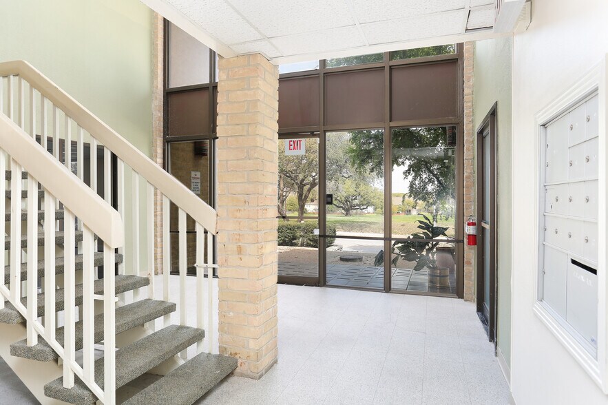 More Photos Of 4139 Gardendale St, San Antonio Office For Sale