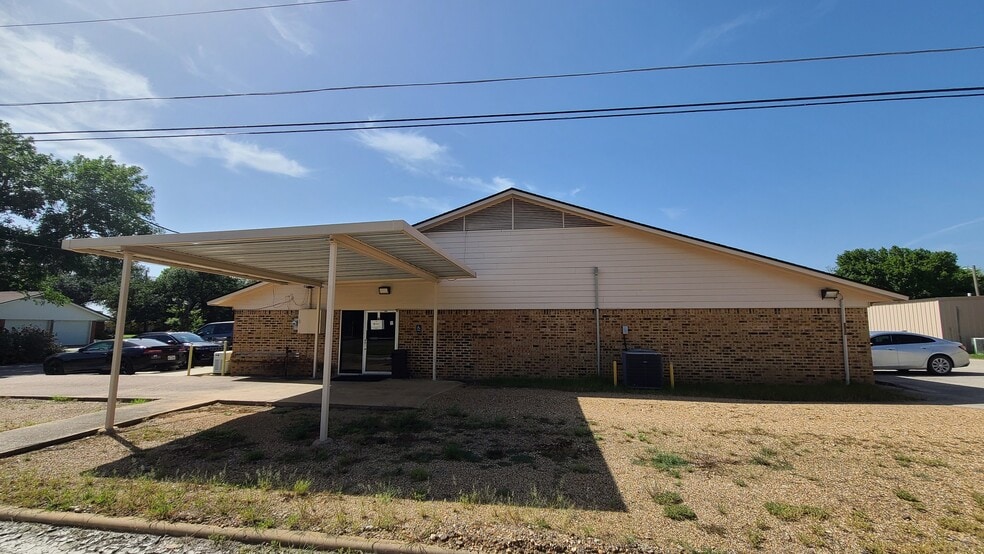 More Photos Of 709 Barton St, Hearne Medical For Sale