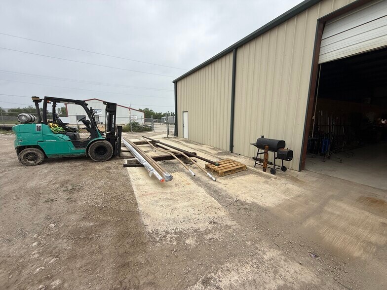 More Photos Of 115 Wyoming Blvd, Pleasanton Warehouse For Lease