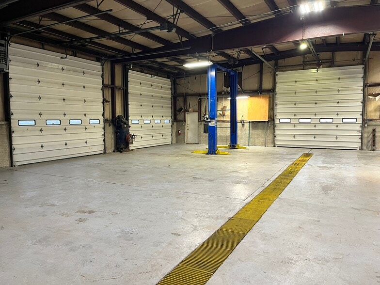 More Photos Of 401 Kent Ct, Midland Flex For Sale