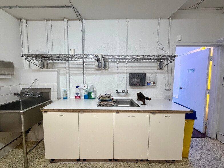 More Photos Of 816 Lincoln Blvd, Venice Storefront For Lease
