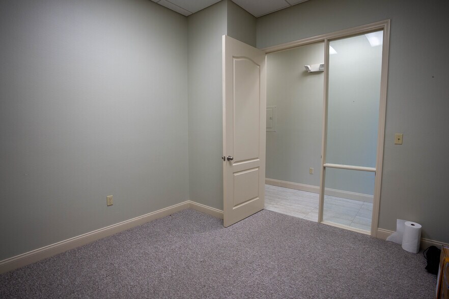 More Photos Of 5602 Marquesas Cir, Sarasota Office For Sale