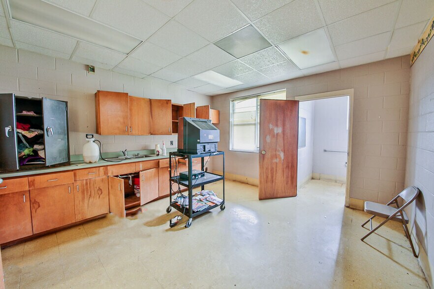 More Photos Of 805 Cleburne, West Helena Self Storage For Sale
