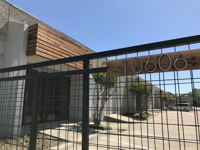 More Photos Of 10606 Shady Trl, Dallas Showroom For Sale