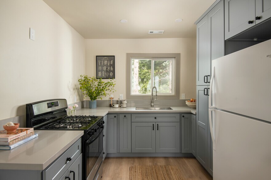 More Photos Of 25807 State Highway 189, Twin Peaks Hotel For Sale