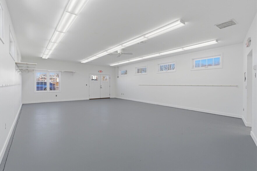 More Photos Of 194-196 New London Tpke, Glastonbury Office For Sale