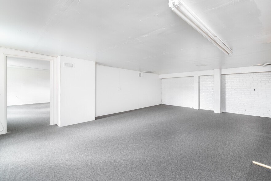 More Photos Of 622-630 SE Jackson St, Roseburg Storefront For Sale