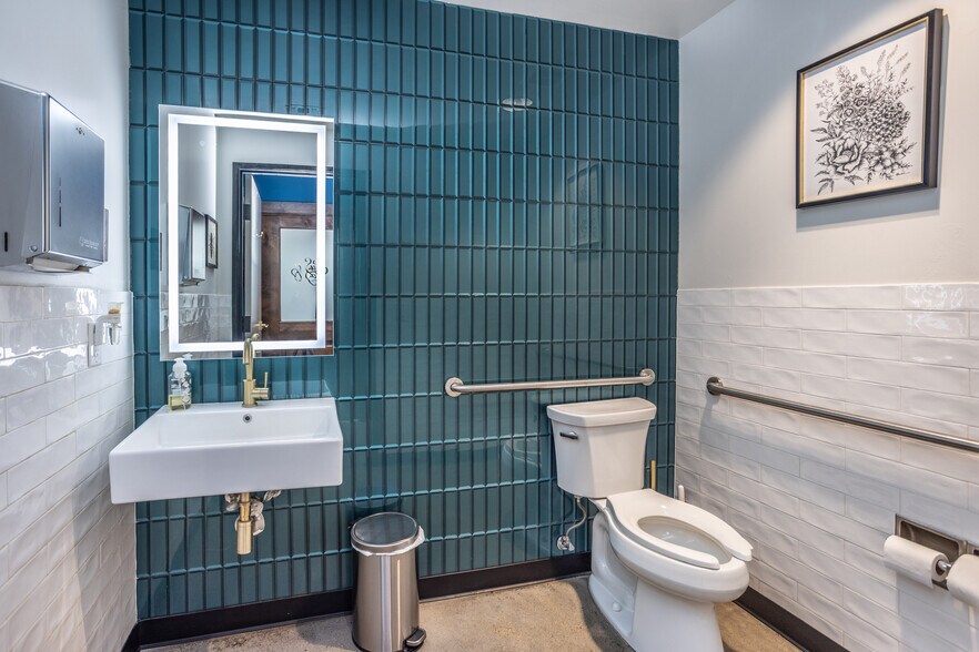 More Photos Of 211 N Weaver St, Gainesville Flex For Sale