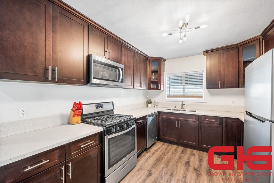 More Photos Of 31 N Parkwood Ave, Pasadena Apartments For Sale