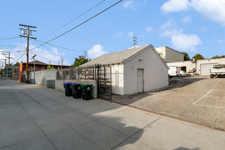 More Photos Of 1550 Victory Blvd, Glendale Office For Sale