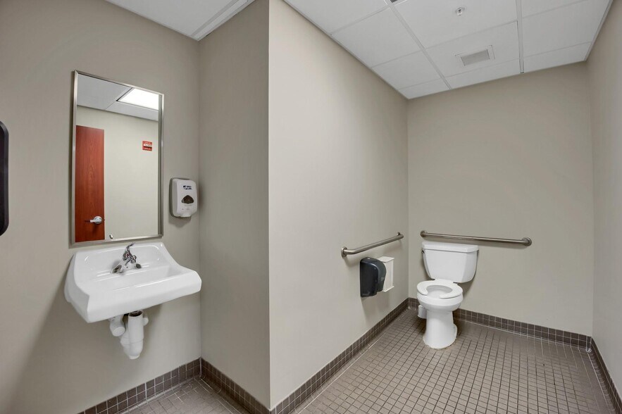 More Photos Of 21 Laurel Ave, Cornwall Medical For Lease