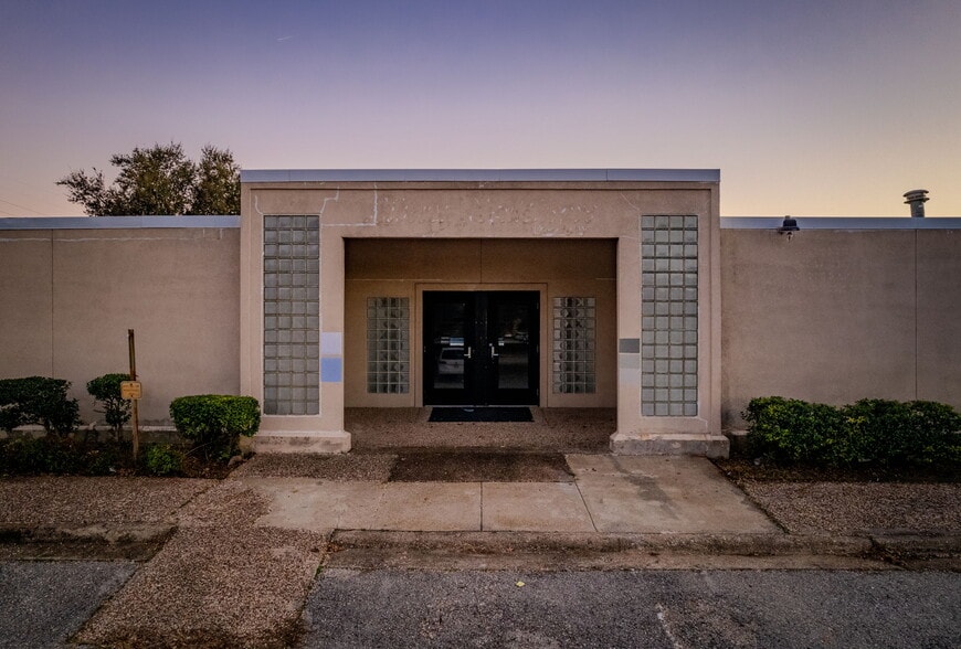 More Photos Of 2908 E Trinity Mills Rd, Carrollton Office For Lease