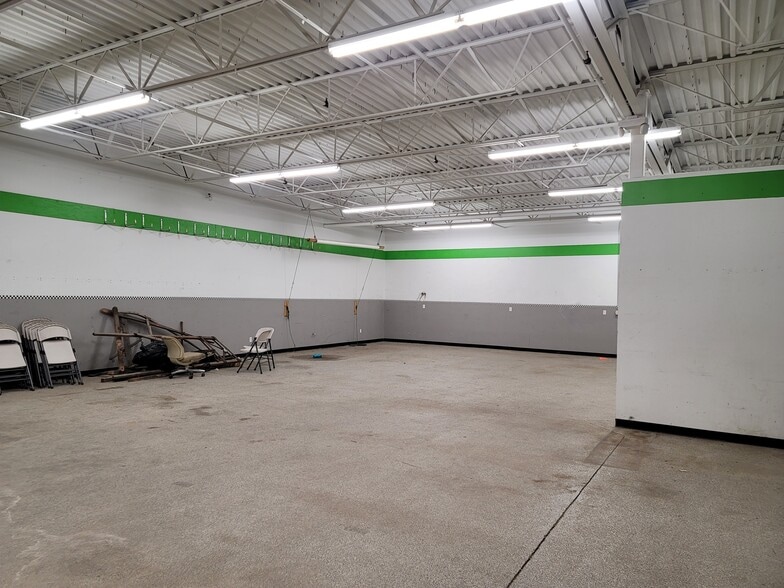 More Photos Of 362 Industrial Park Rd, Middletown Warehouse For Sale