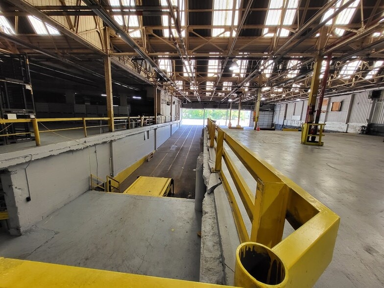 More Photos Of 60 Baldwin Ave, Pontiac Warehouse For Lease