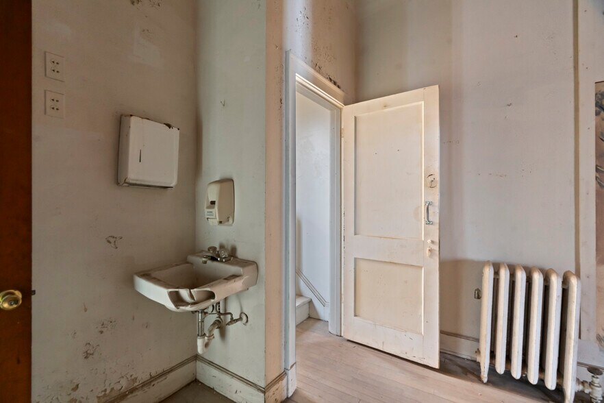 More Photos Of 54 Washington St, Middletown Office For Sale